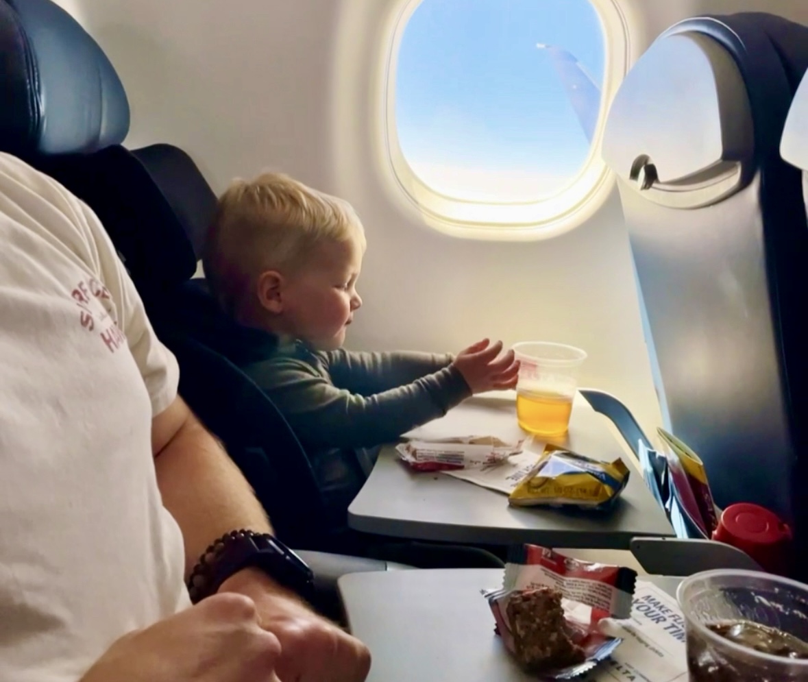 9 Easy Activities to Bring When Flying with Your Toddler *Screen